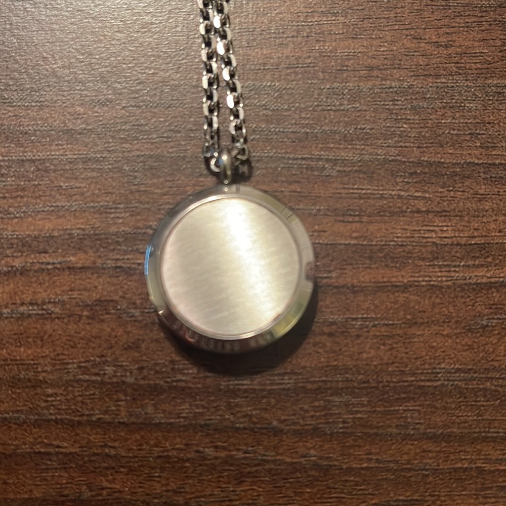Diffusing Mama’s necklace - Picture 3 of 4